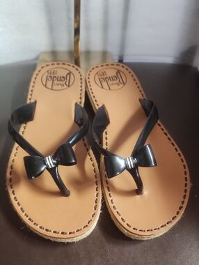 henri bendel Black Bow W/ Iconic Stripes Sandals  Sz 7.5 Slight Use EUC